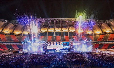 FLY战队三线优势奠定经济领先，团队配合决胜时刻锁定胜局