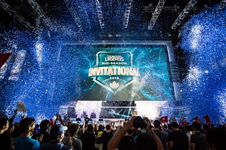 英雄联盟S15总决赛峰值观众人数突破500万，刷新电竞赛事收视纪录，全球总决赛彰显电竞影响力扩大